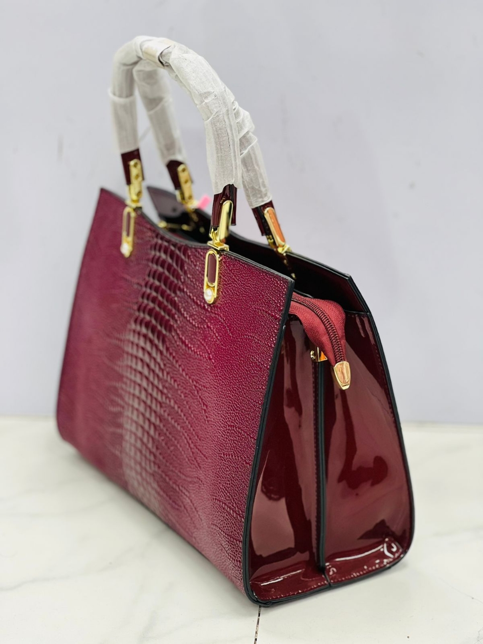 Picture of Best Leather Based ,Easy To Use Bag  For Girls and Women 