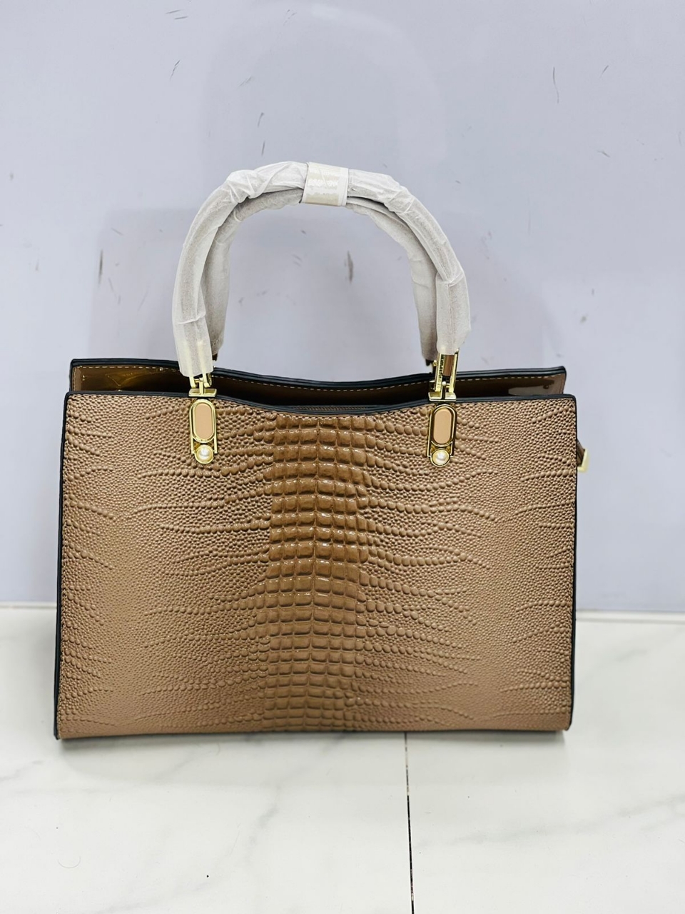 Picture of Best Leather Based ,Easy To Use Bag  For Girls and Women 