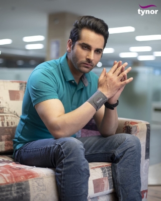 Picture of Wrist brace with double lock supports- Tynor