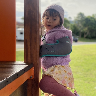 Picture of Tynor Pouch Arm Sling for sprained, broken or surgically operated arm, C-01, Children size (19.7 - 23.6 Inch)