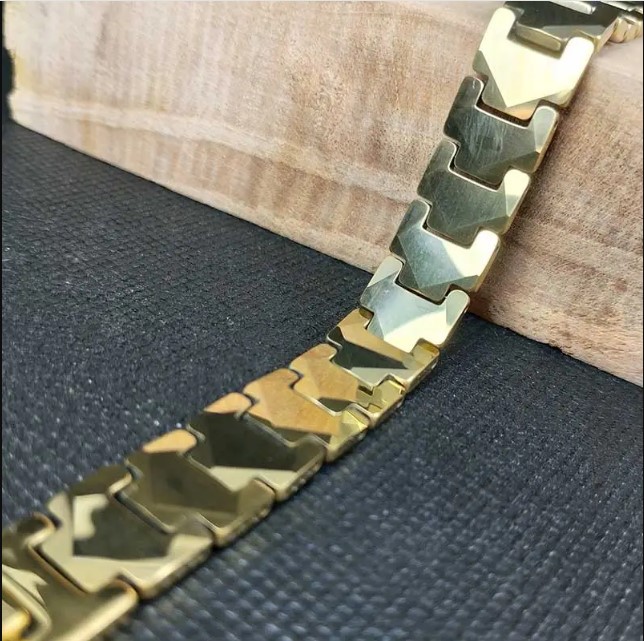 Picture of Golden Curved Ceramic Bracelet