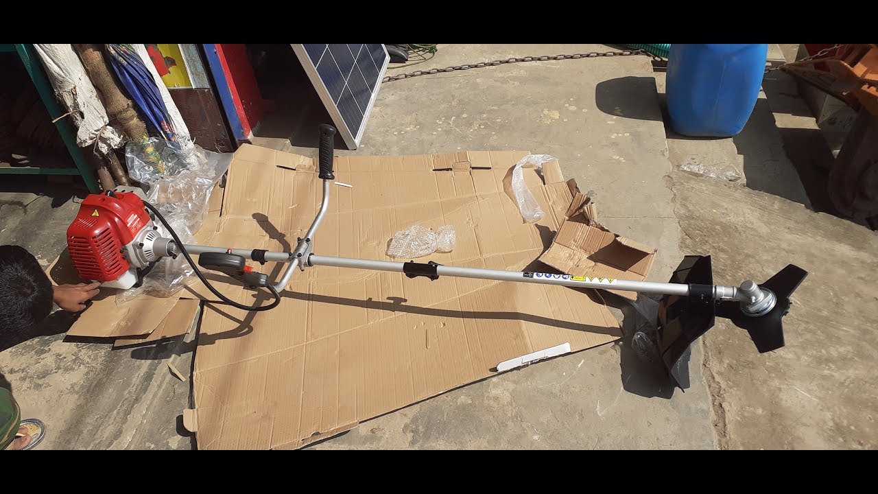 Picture of CROWN Gasoline brush cutters and grass trimmers 1400W 51.7CC CT20051 - Kings Trading