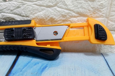 Picture of TOLSEN Snap-off Cutter  (18x100mm) with 3pcs Refill Industrial Series 30003