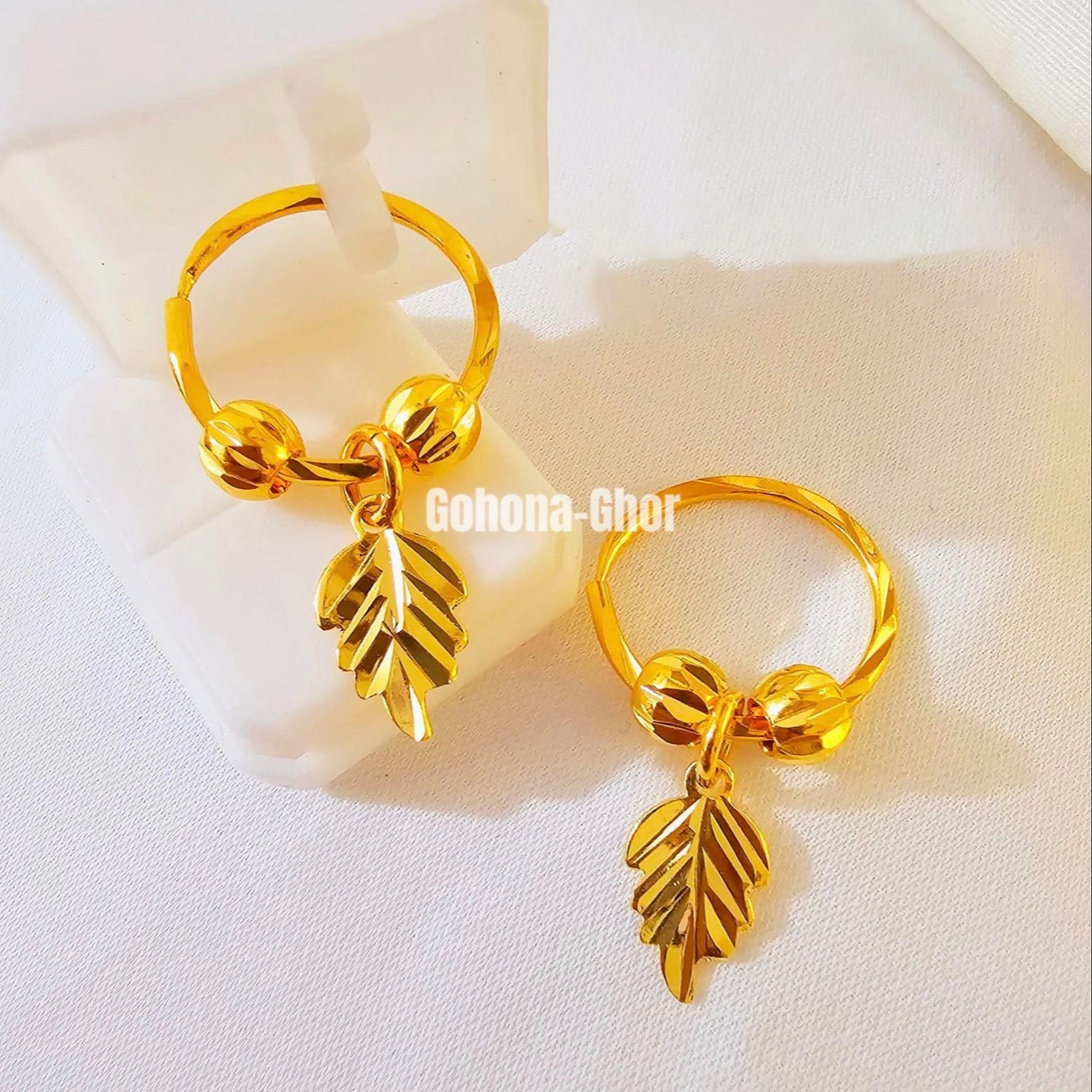 Picture of 1Pair Hoop Earrings Circle With Leaves Design Copper Earrings Suitable For Girls And Women Daily Wear