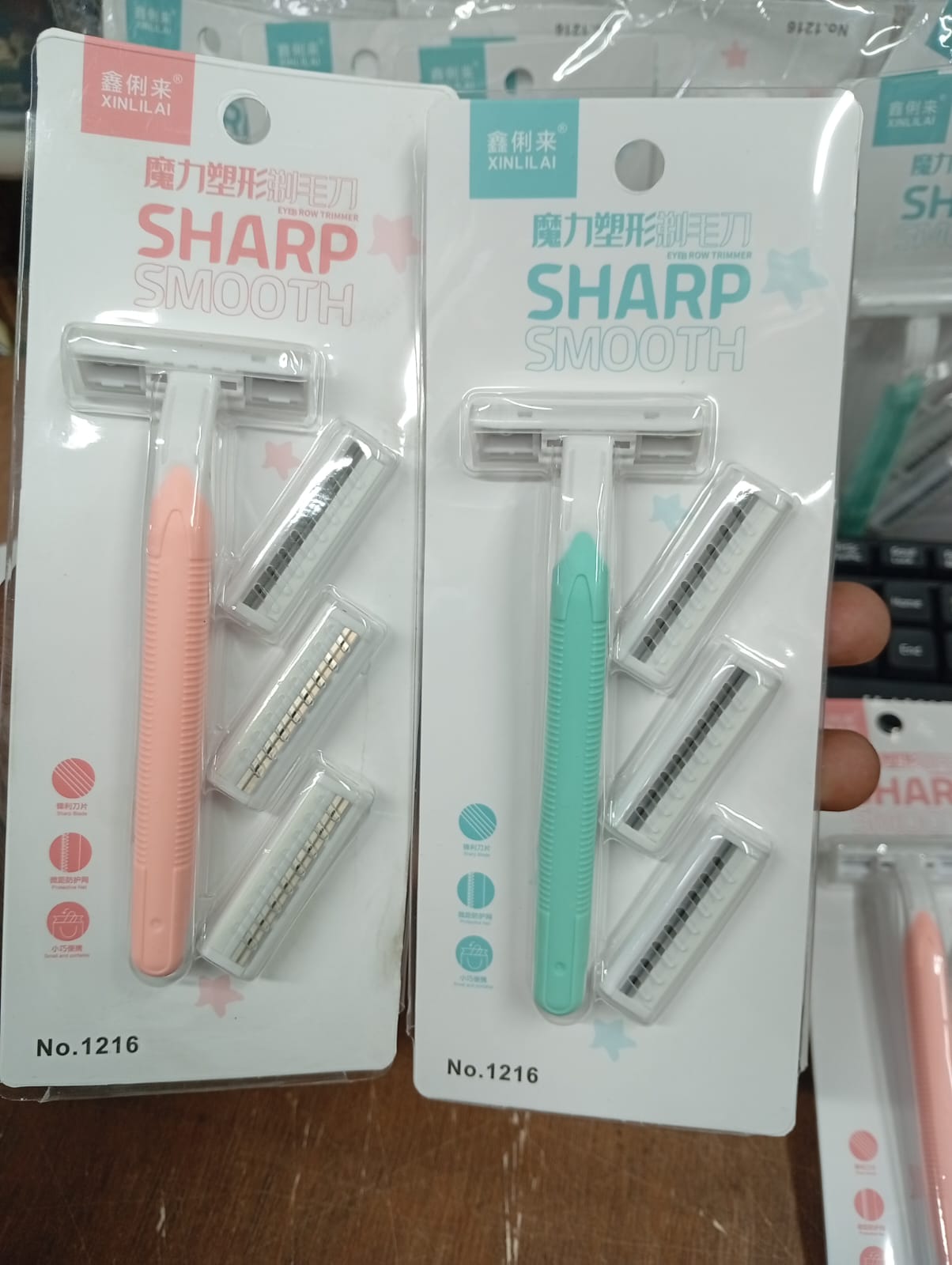 Picture of 4 Blade Women's shaving knife for leg hair and armpit hair manual shaving knife T-shaped stainless steel armpit hair knife -1pac