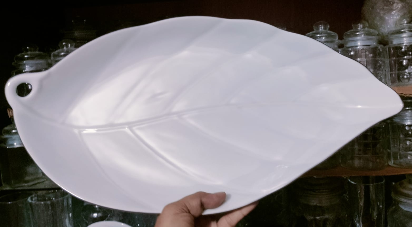 Picture of SERVING DISH Ceramic Tableware Creative Plate Fish/Leaf Shaped Dish Snack Storage Fish Pan  (11 Inches + White)