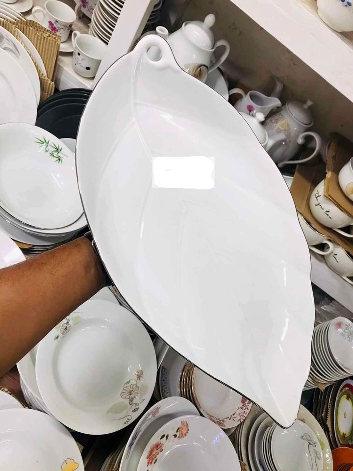 Picture of SERVING DISH Ceramic Tableware Creative Plate Fish/Leaf Shaped Dish Snack Storage Fish Pan  (11 Inches + White)