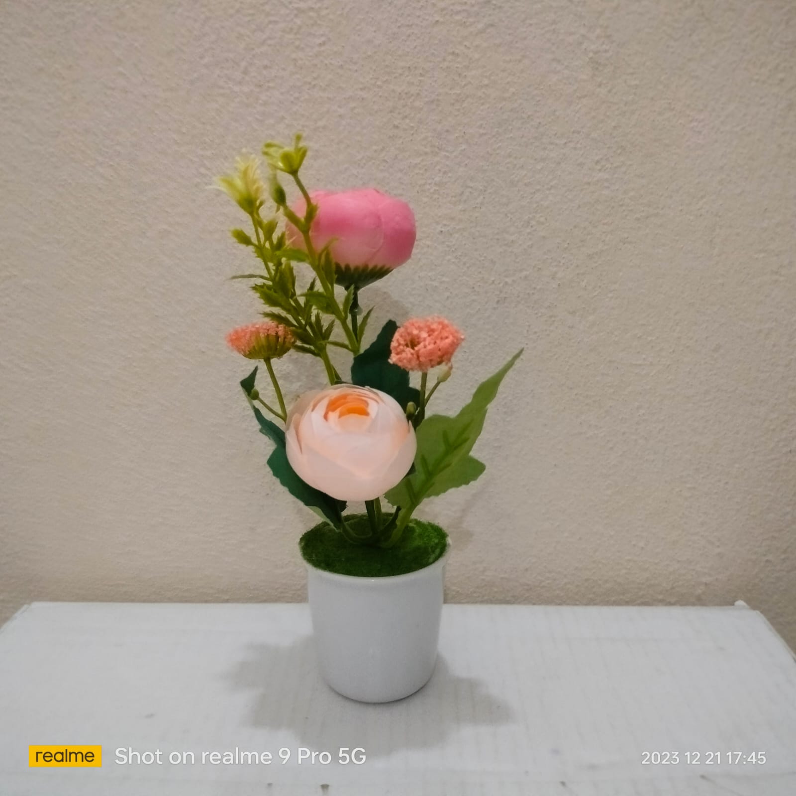 Picture of 2" ceramic flower vas with artifitial  flower  Home Decoration Item - artificial flower