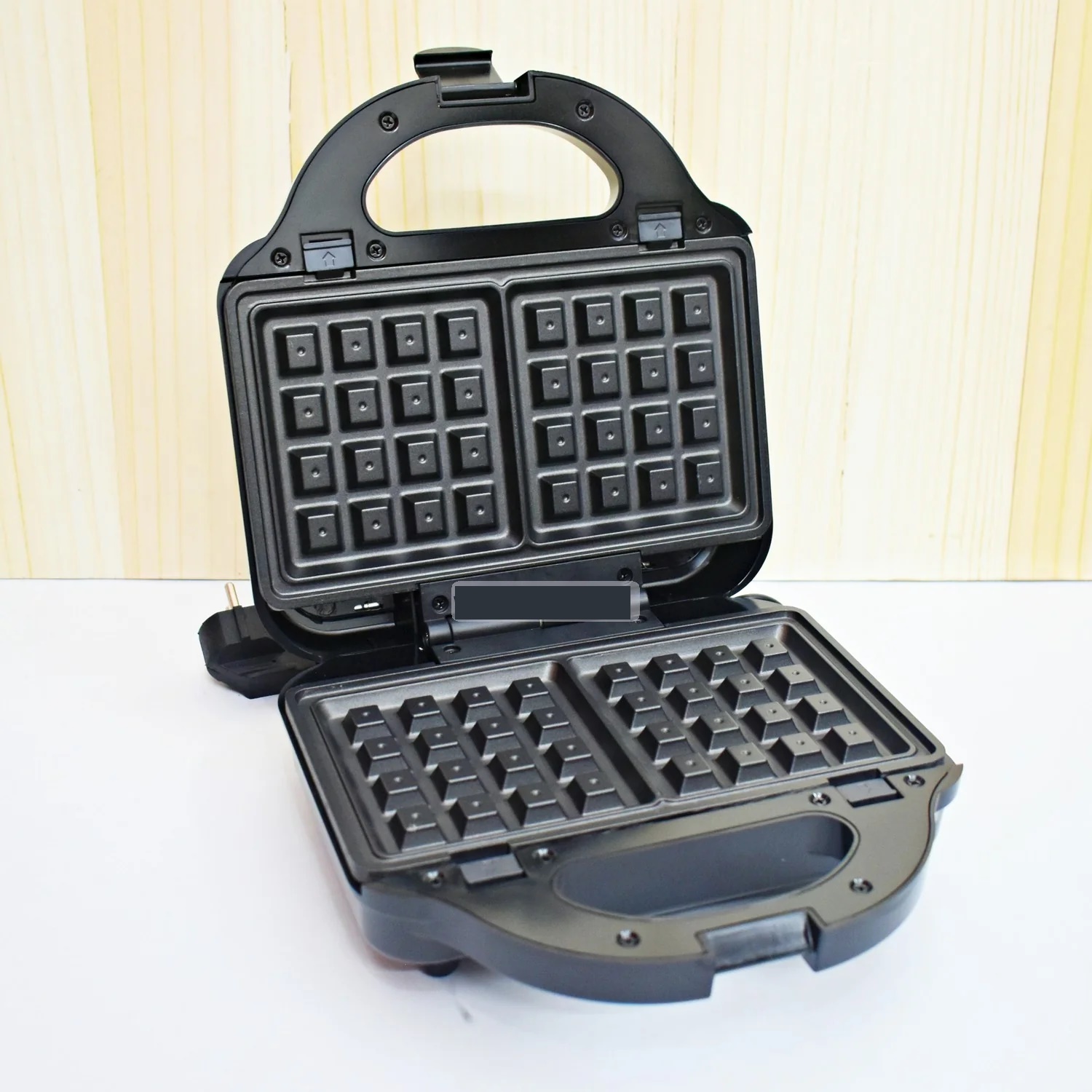 Picture of RedSwiss 3 In 1 Sandwich Maker RSWM-003 with Sandwich Plate, Grill Plate & Waffle Plate