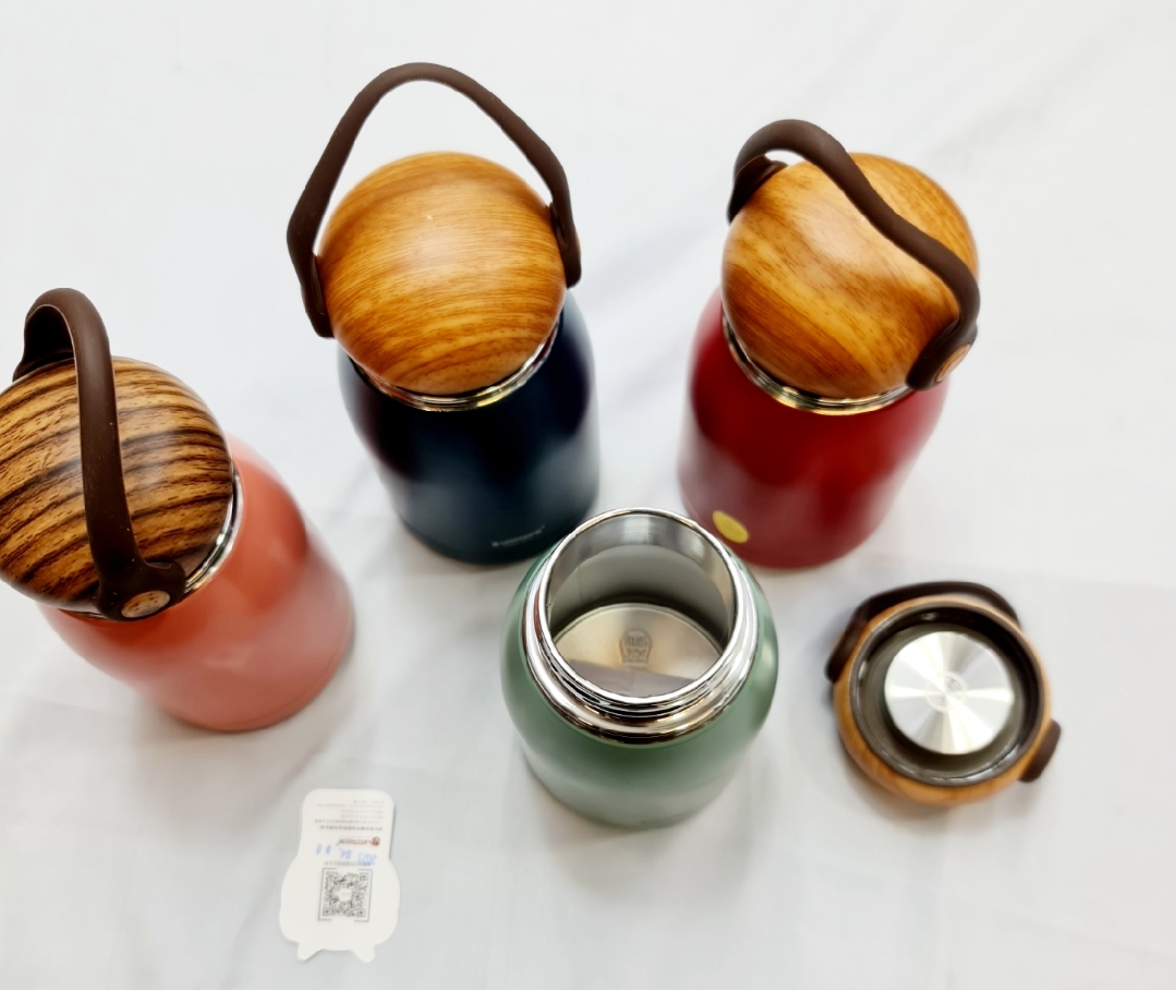 Picture of 300ml Cartoon Vacuum Thermos Kid Water Bottle Stainless Steel Cup Flasks Mug Children Gift 860ml Stainless Steel Bottle  Portable Thermos Insulated Hot Cold Water Bottle Vacuum Flask For Children