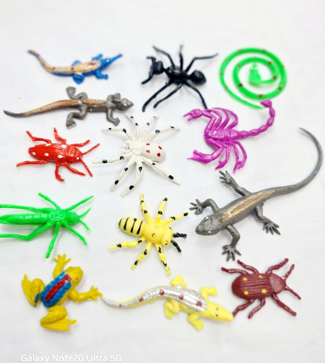 Picture of Insect toys collection Animal Kingdom Set for Kids Plastic Mini Jungle Animals Toys 12 Piece Set Animal Collection For Kids animal juicer animal toy set