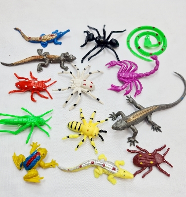Picture of Insect toys collection Animal Kingdom Set for Kids Plastic Mini Jungle Animals Toys 12 Piece Set Animal Collection For Kids animal juicer animal toy set