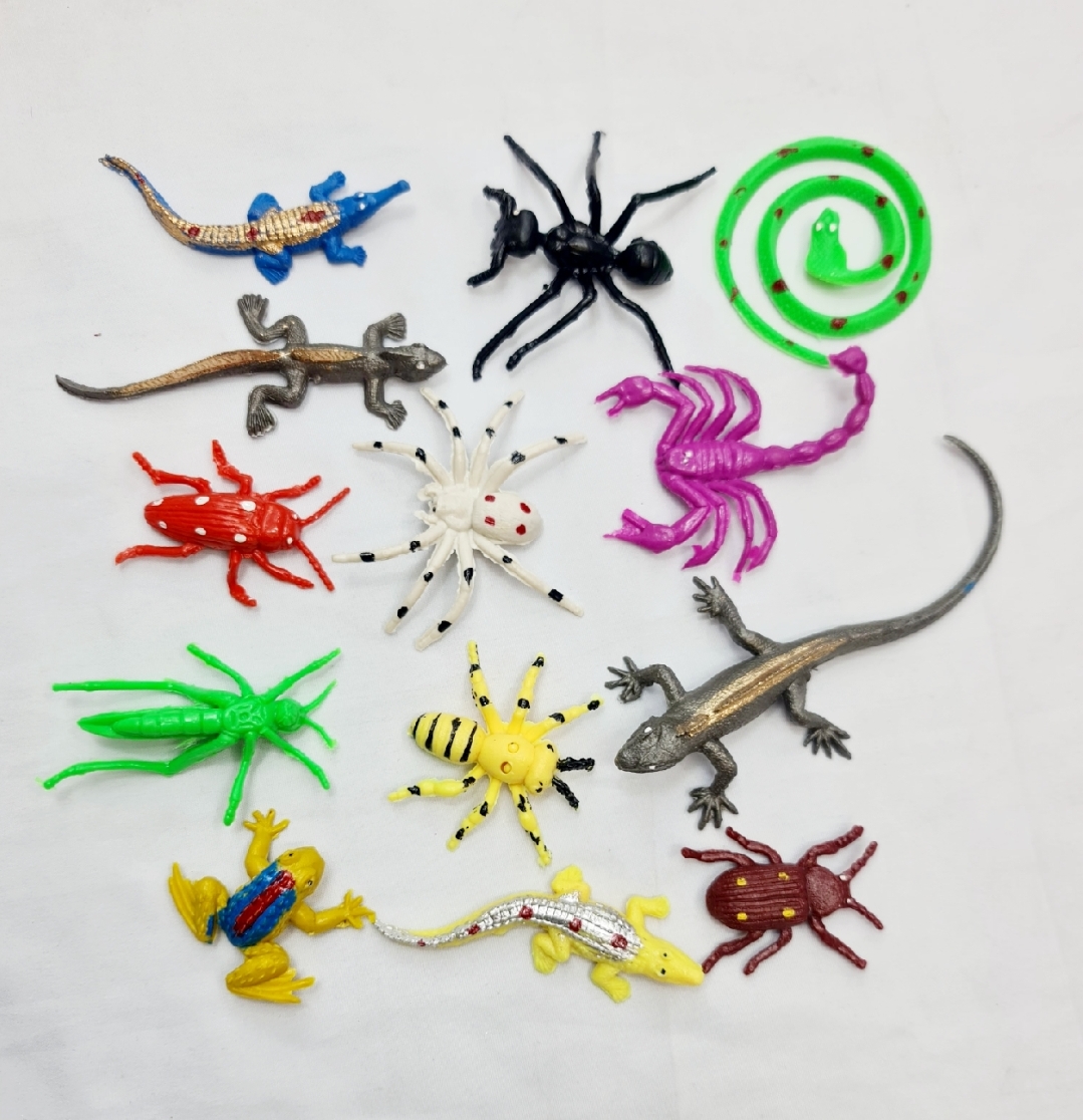 Picture of Insect toys collection Animal Kingdom Set for Kids Plastic Mini Jungle Animals Toys 12 Piece Set Animal Collection For Kids animal juicer animal toy set