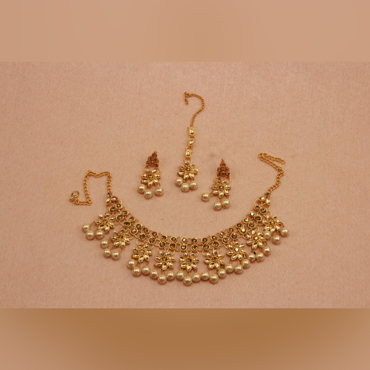 Picture of Pearl Kundan Choker Necklace With Earring