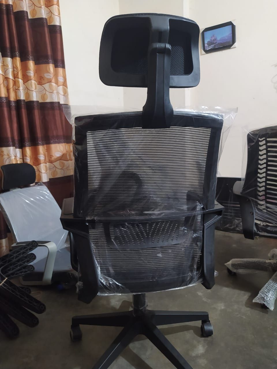 Picture of Exclusive Office Revolving Chair CW-M38