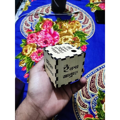 Picture of wooden pen holder with paper Waight