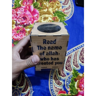 Picture of wooden pen holder with paper Waight