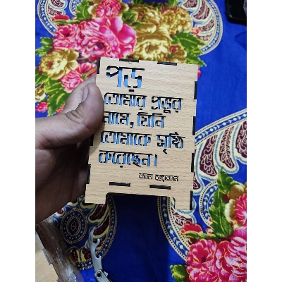 Picture of wooden pen holder with paper Waight