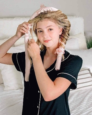 Picture of ✨1 hair curling headband 
✨1 clip
✨2 scru