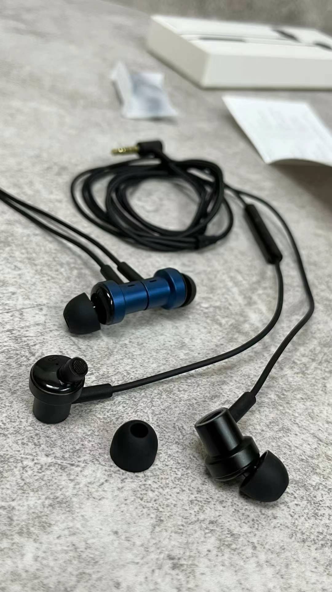 Picture of Xiaomi MI SDQEJ06WM Dual Driver 3.5mm Magnetic Earphone - CN Variant
