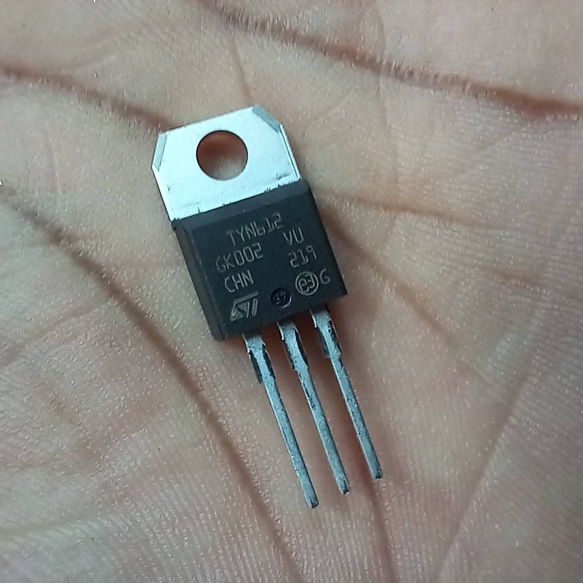 Picture of A Class TYN612 IC TYN612 Thyristor 12A 600V Unidirectional TYN612 SCR Thyristor TO-220 Silicon Control Rectifier Transistor 3 Pin Leads IC