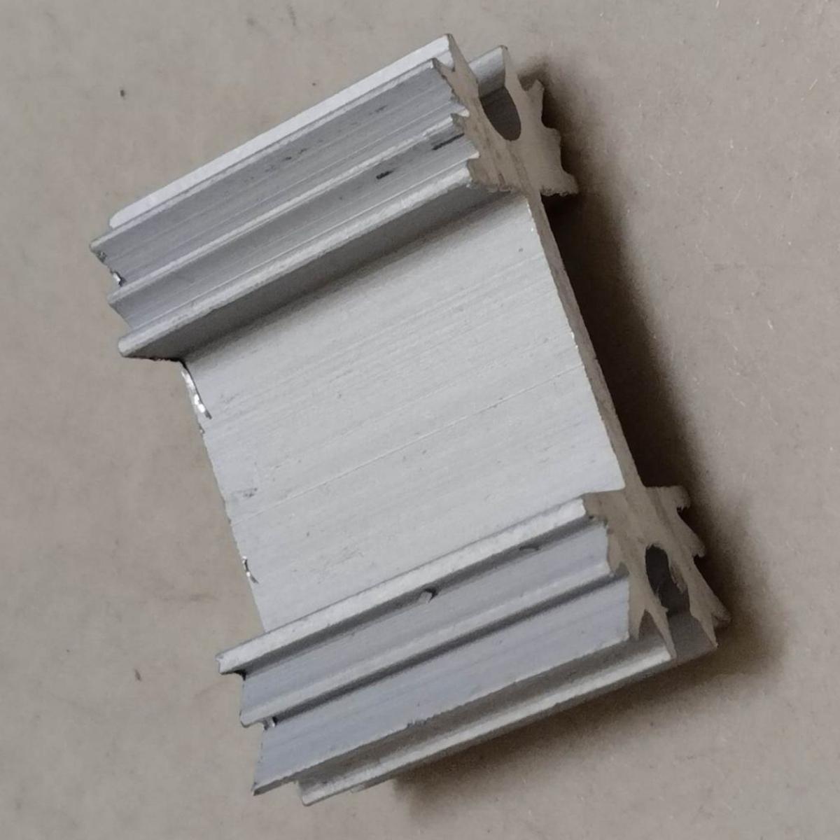 Picture of 2Pcs Aluminum Heat Sink 32x22x10mm Regulator Heatsink TO-247 Heat Diffuse Cooling Silver Tone For IRFP IC MOSFET Transistor