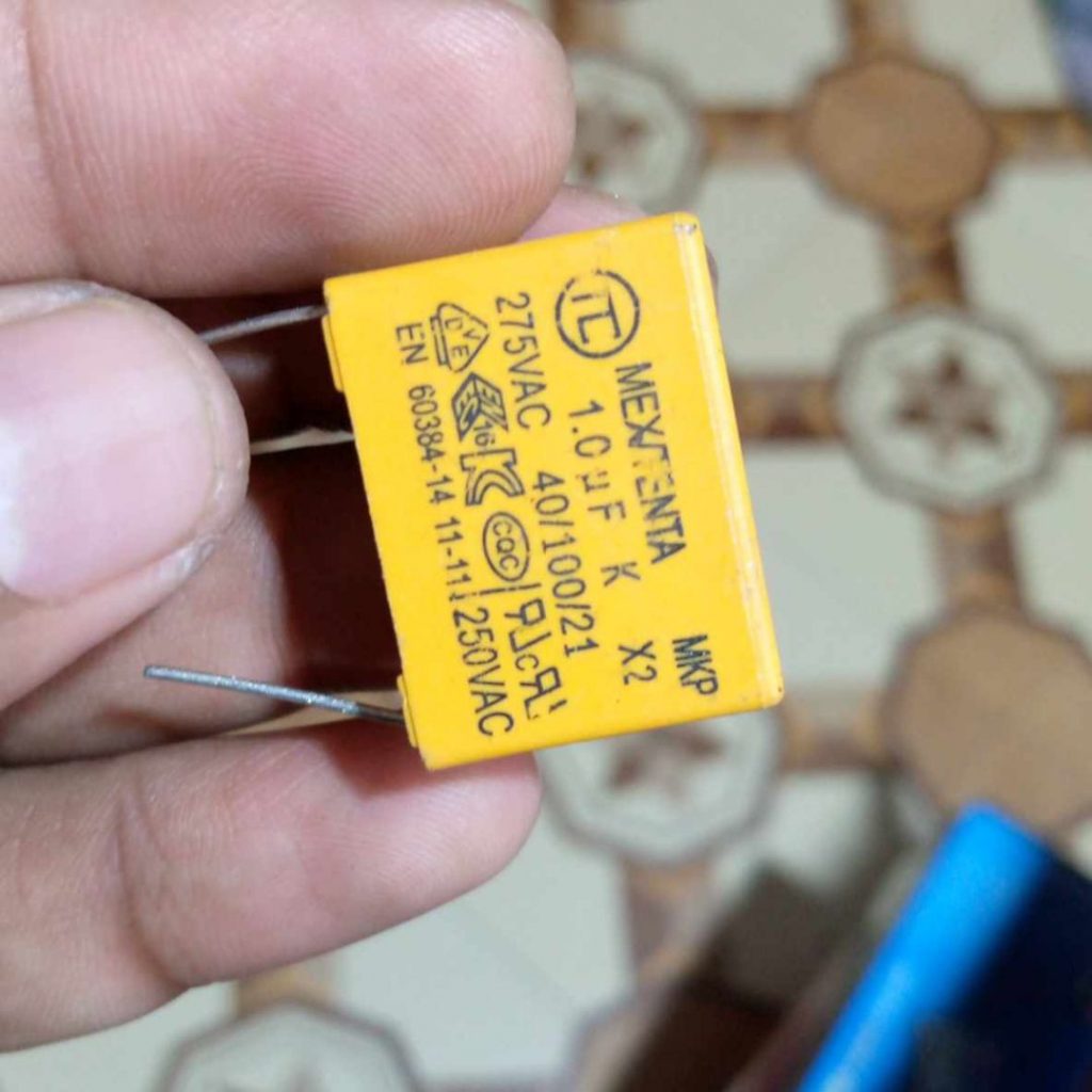 Picture of 5Pcs- YELLOW BOX TYPE 1uf 1000nF 275VAC Electric Power Polypropylene Metal Film Box Capacitor Axial Film Molded 1000nF 275VAC Capacitors 2 Pin Leads Connections Leg