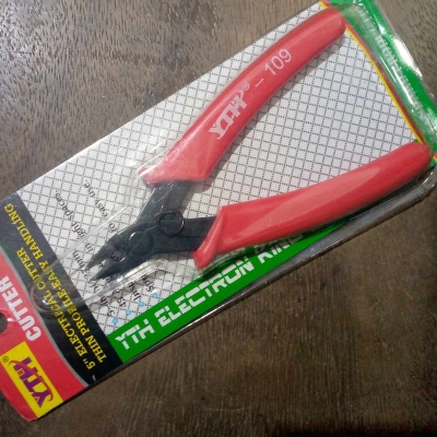 Picture of Wire Cutter Pliers YTH-109 127mm 5″ Inch Diagonal Side Cutting Nippers Professional Electronic Plastic Cutter Pliers Anti Slip Handle For P.C.B Shield Cutting