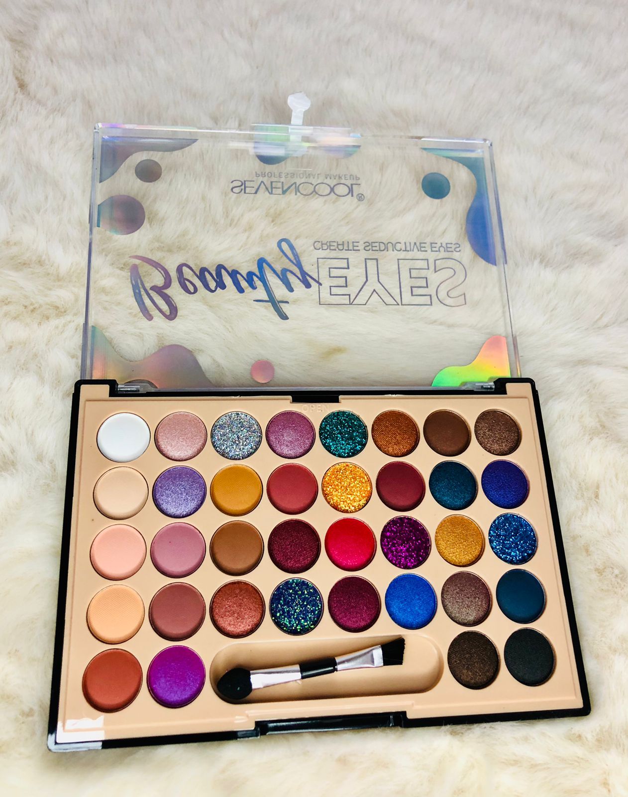 Picture of Final Touch Modern Eyeshadow Pallets & Brush Free 36 Color