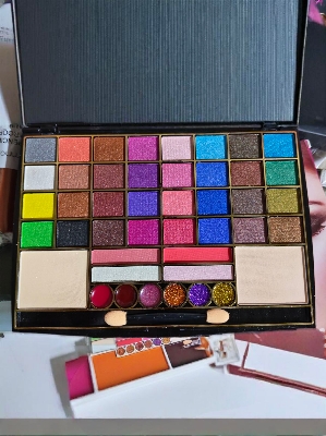 Picture of Roseleaf 44 Color Eyeshadow Make-up Kit