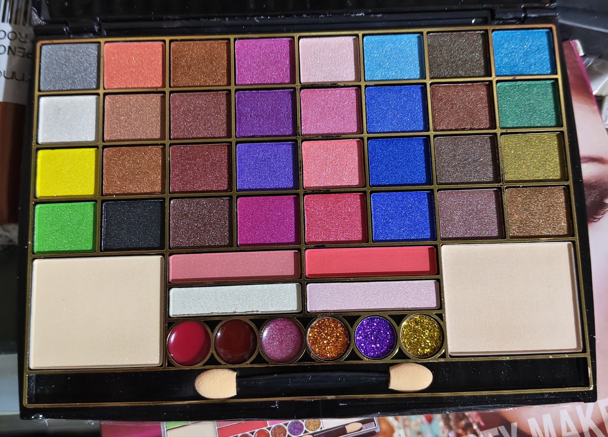 Picture of Roseleaf 44 Color Eyeshadow Make-up Kit