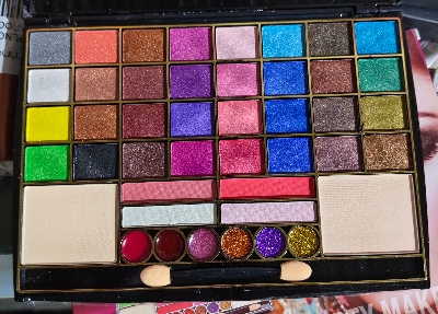 Picture of Roseleaf 44 Color Eyeshadow Make-up Kit
