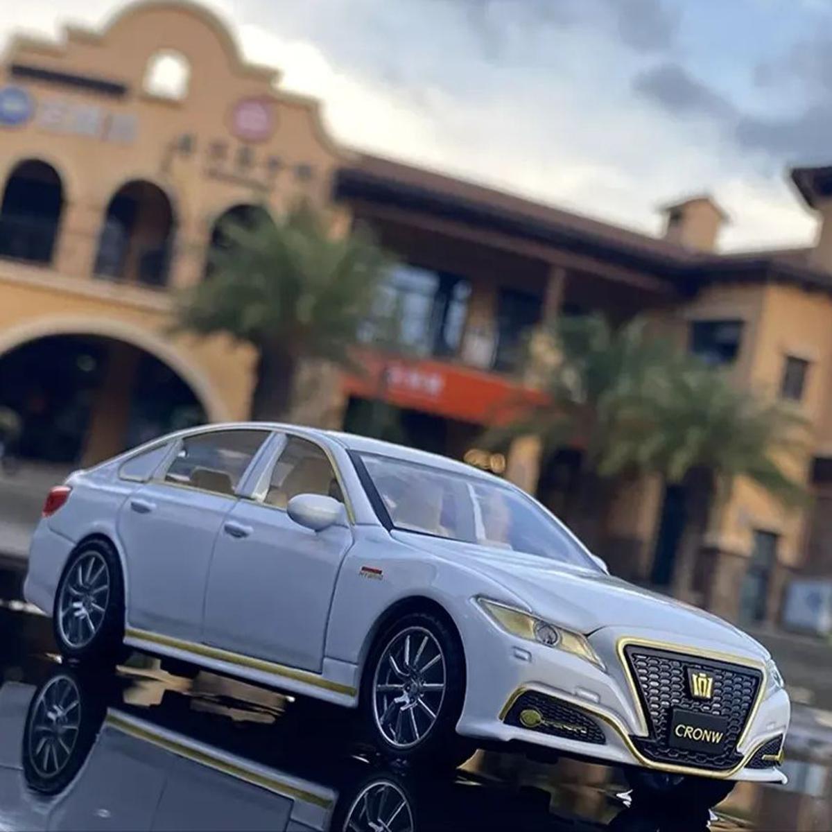 Picture of 1:32 Toyota Crown Die Cast Model Car.  All part Openable Light Music & Pull Back Fiction.