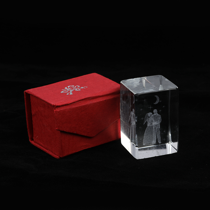 Picture of Crystal Wedding Couple Paperweight