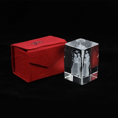 Picture of Crystal Wedding Couple Paperweight