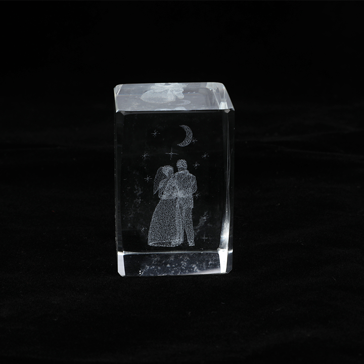 Picture of Crystal Wedding Couple Paperweight