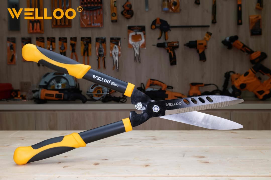 Picture of WELLOO Hedge Clippers 21", Hedge Shears for Trimming Borders, Boxwood and Bushes, Hedge Gardening Shears,Grass Cutter with Carbon Steel Sharp Blades & Ergonomic Comfortable Handle