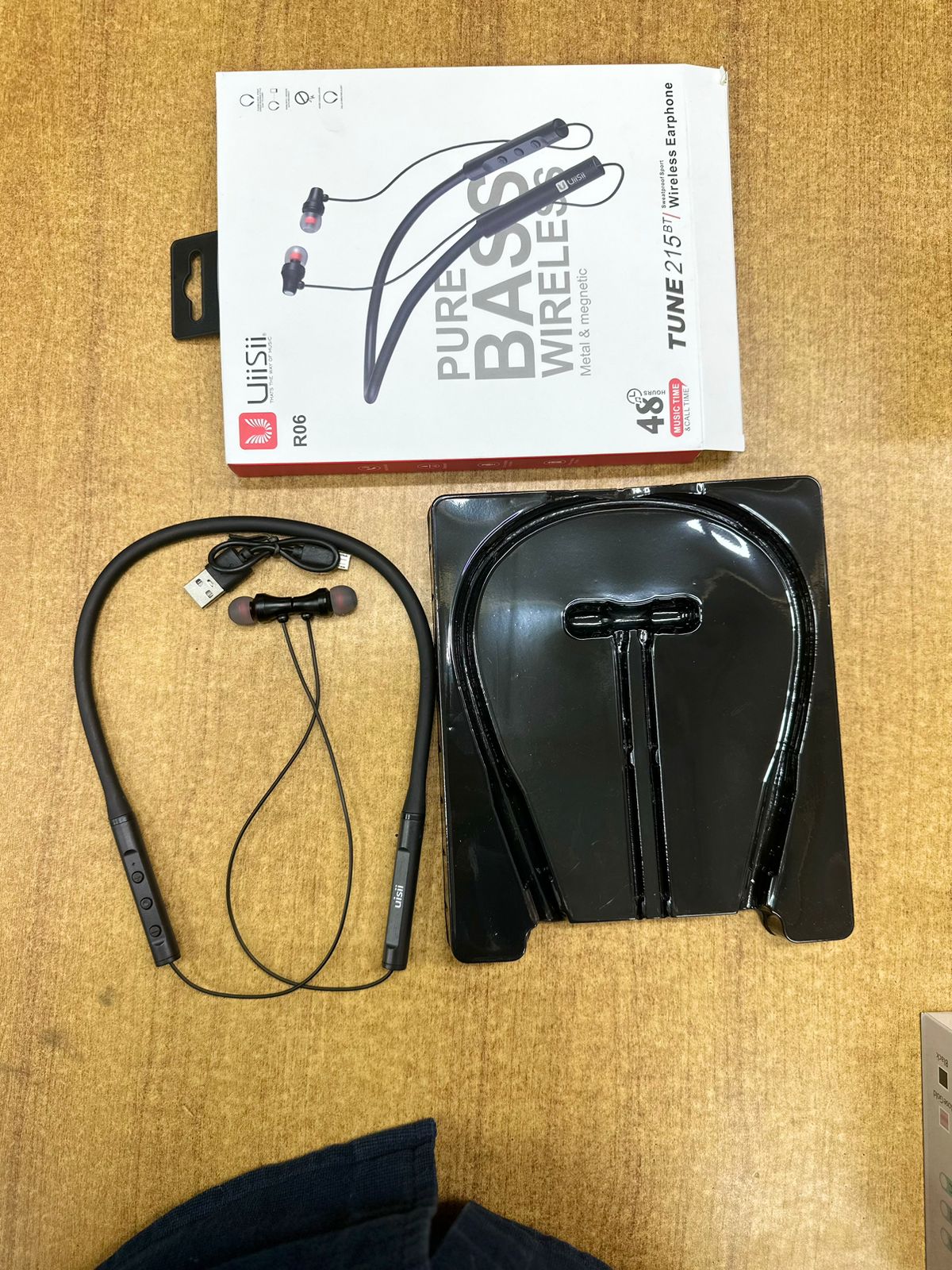 Picture of UiiSii R06 Neck-Mounted Bluetooth Earphone - Headphone