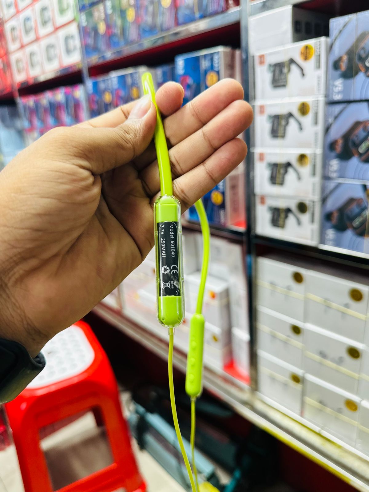 Picture of UiiSii R-05 Transparent neckband 50 Hours Music playback