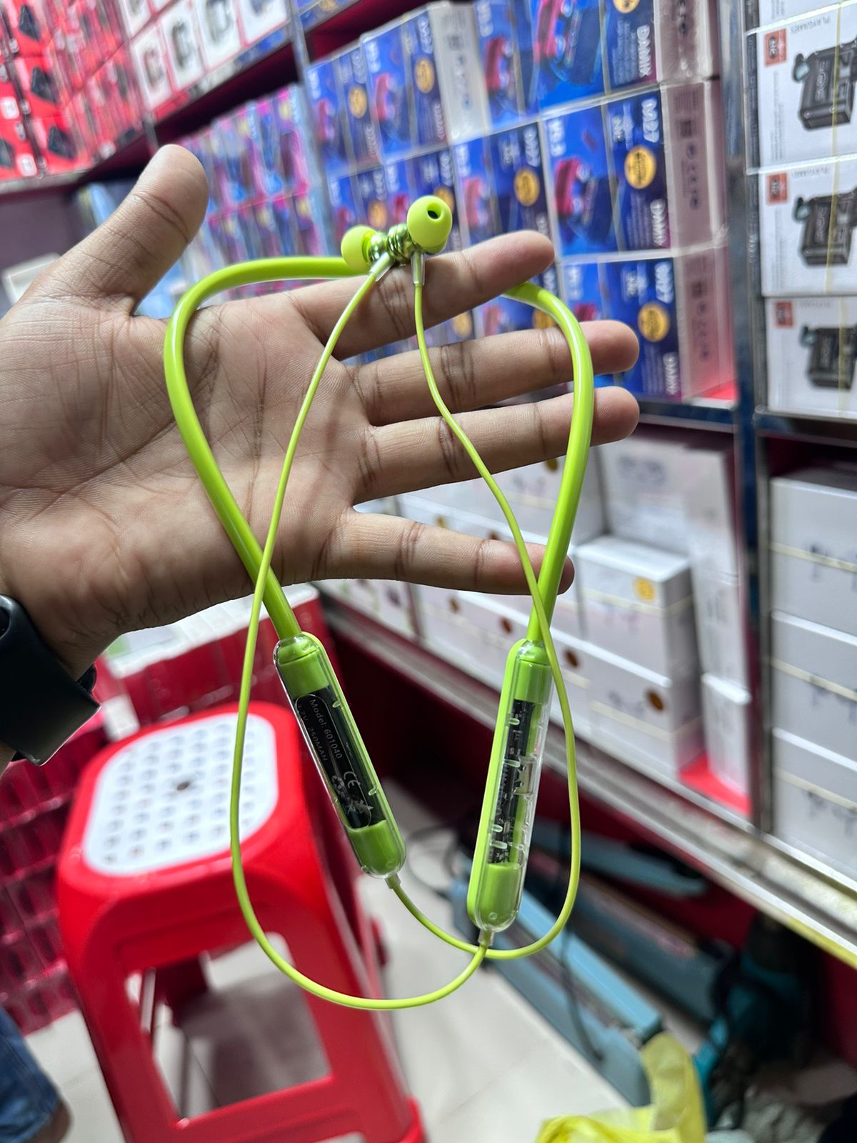 Picture of UiiSii R-05 Transparent neckband 50 Hours Music playback