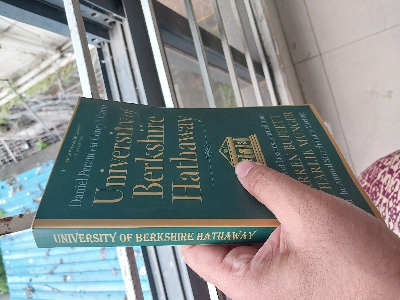 Picture of University of Berkshire Hathaway: 30 Years of Lessons Learned from Warren Buffett & Charlie Munger at the Annual Shareholders Meeting -Paperback