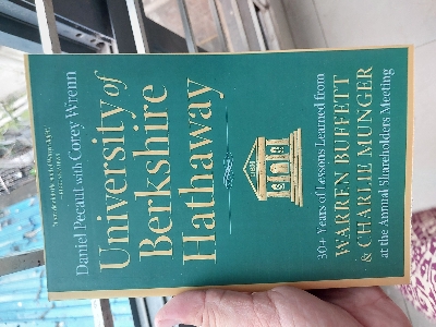 Picture of University of Berkshire Hathaway: 30 Years of Lessons Learned from Warren Buffett & Charlie Munger at the Annual Shareholders Meeting -Paperback