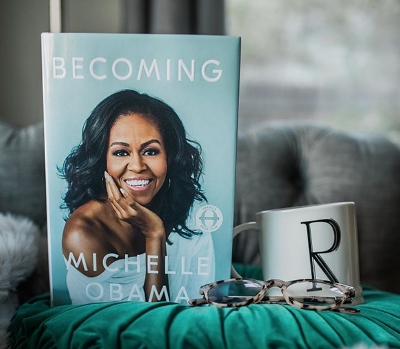 Picture of Becoming by Michelle Obama by Michelle Obama (Yellow Pages Paperback)
