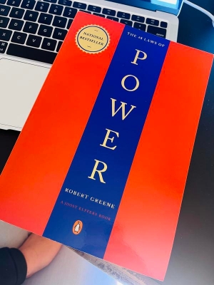 Picture of The 48 Laws of Power by Robert Greene (Premium  Paperback)