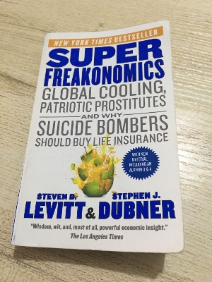 Picture of SuperFreakonomics: Global Cooling, Patriotic Prostitutes, and Why Suicide Bombers Should Buy Life Insurance (Paperback)