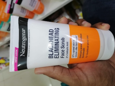 Picture of Neutrogena Blackhead Eliminating Daily Facial Scrub With Salicylic Acid Acne Medicine, Exfoliating Face Wash for Blackheads-150 ml