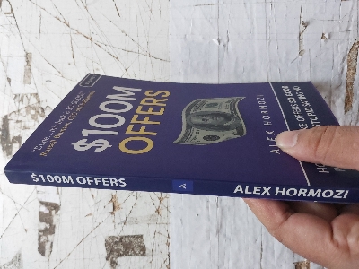 Picture of $100M Offers: How To Make Offers So Good People Feel Stupid Saying No by Alex Hormozi - Paperback