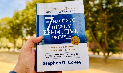 Picture of The 7 Habits of Highly Effective People by Stephen R. Covey (Premium Quality Paperback)