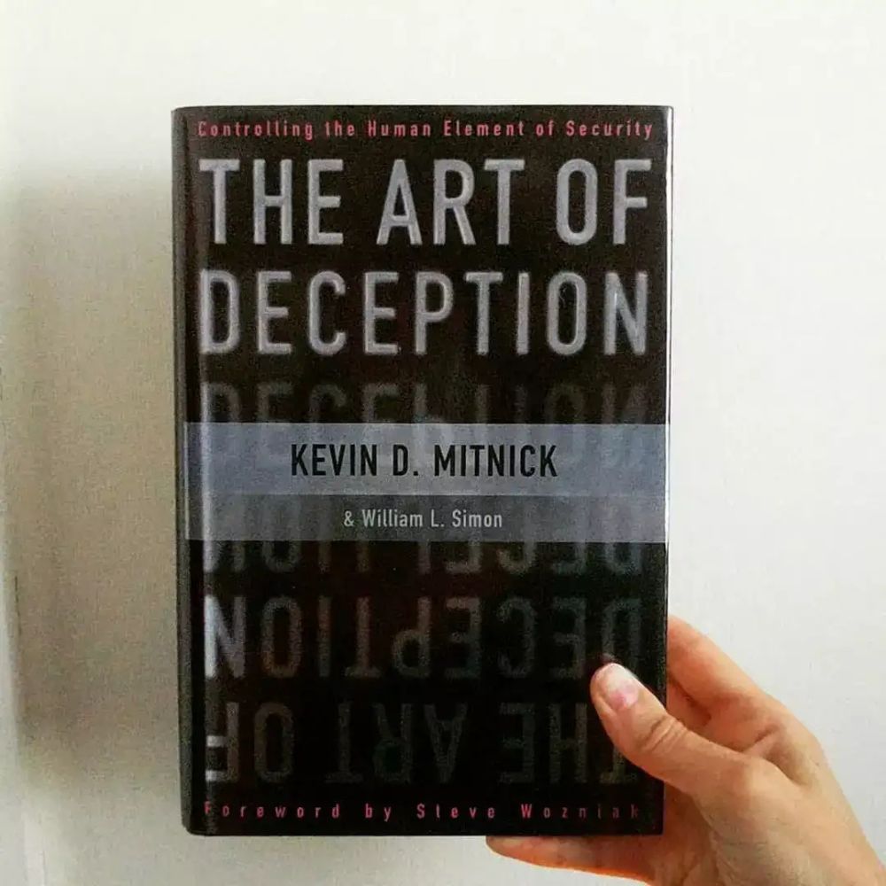 Picture of The Art of Deception Book by Kevin Mitnick and William L. Simon (Paperback)