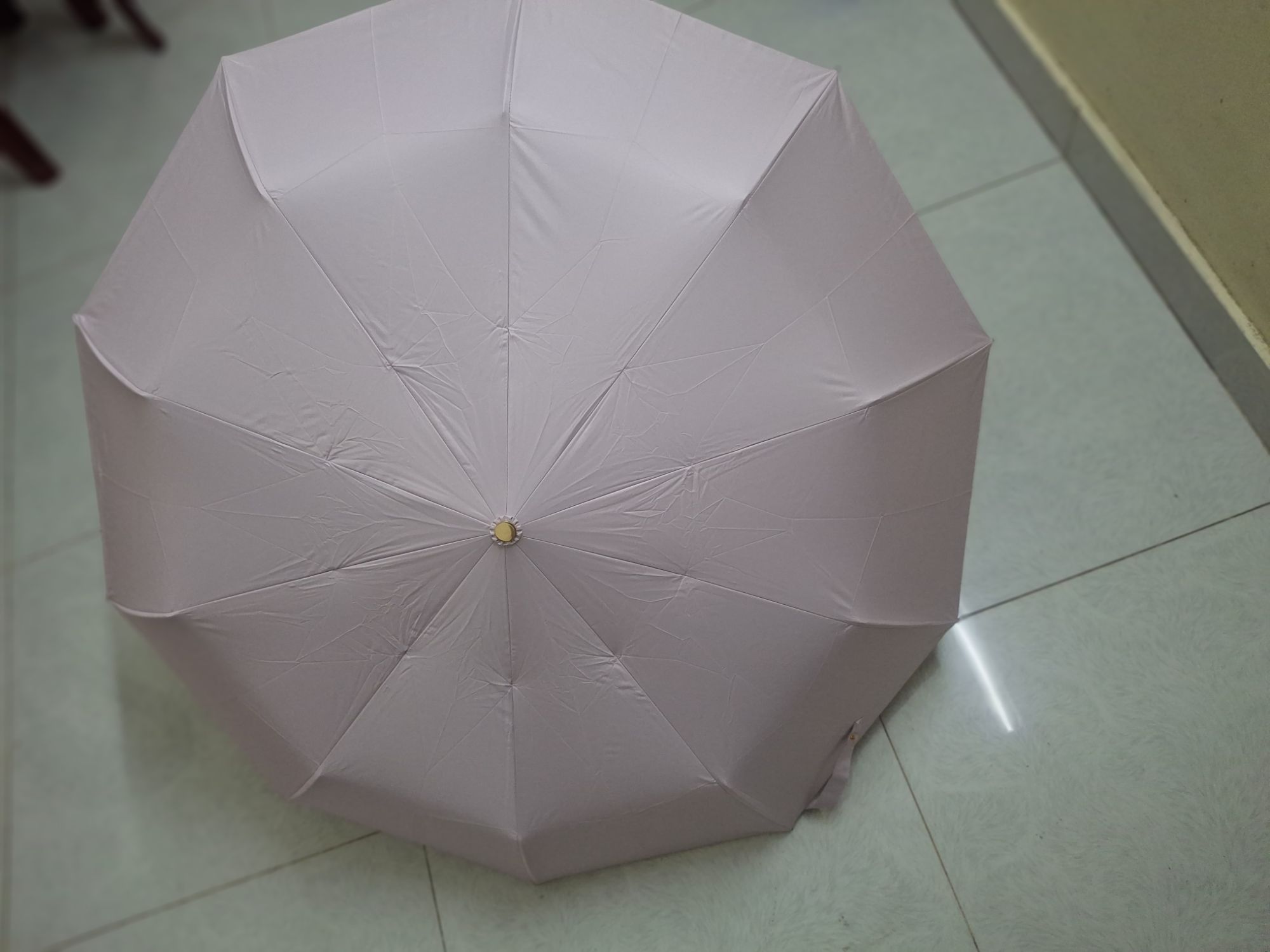 Picture of Luxury 10 Ribs Automatic 3 Folding Umbrella Titanium Gold Sunshade Umbrella with Gold Metal Handle